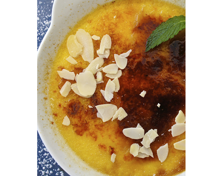 Laissez-vous tenter par notre recette de Crème Brûlée Elle & Vire aux amandes. A retrouver parmi bien d'autres sur www.elle-et-vire.com !