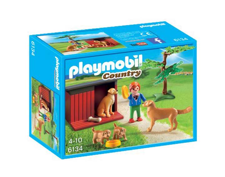 Enfant avec famille de goldens retrievers