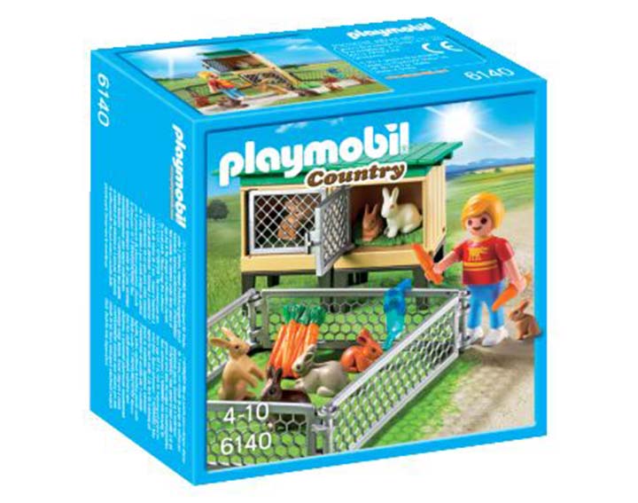 Enfant avec enclos à lapins et clapier