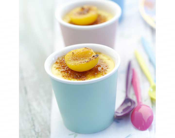 Recette de petits pots de crème brûlée et abricots confits