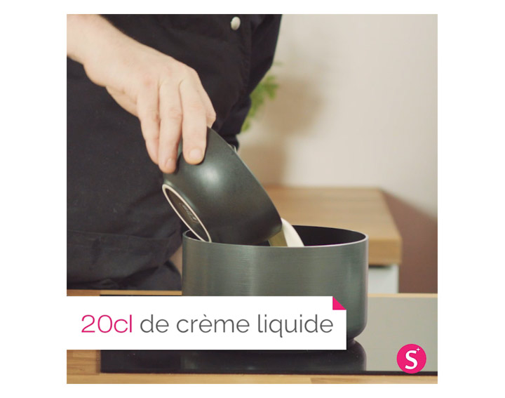 Faire chauffer à feu doux la crème liquide et le basilic