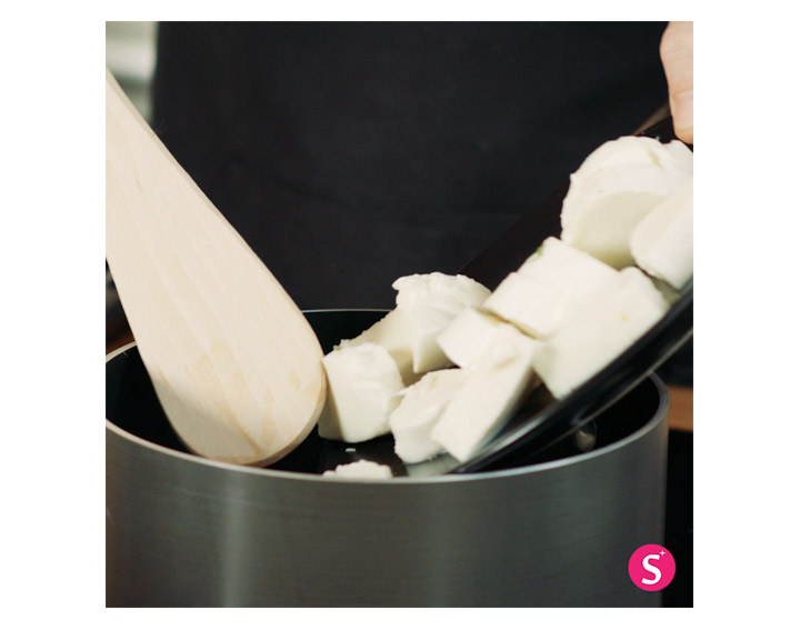 Couper en cubes la mozzarella et les ajouter à la crème