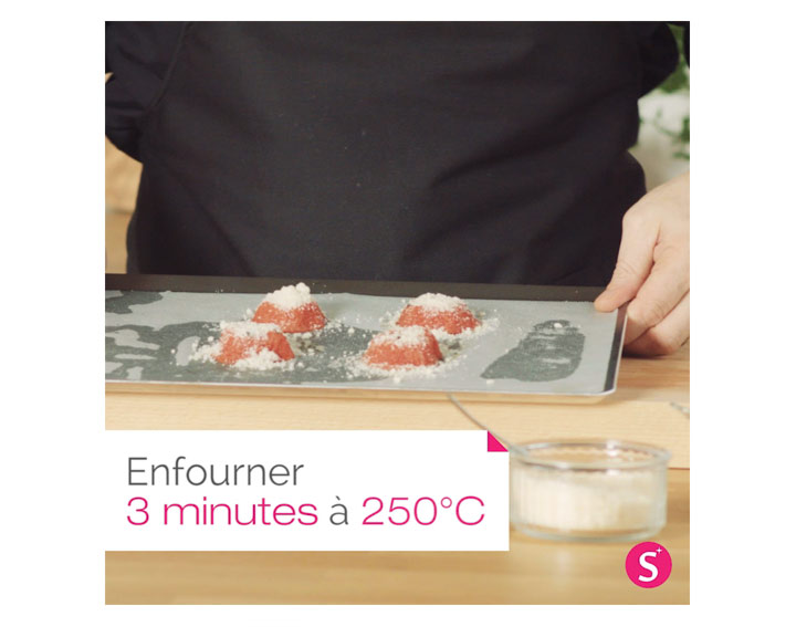 Saupoudrer les tomates de râpé et enfourner