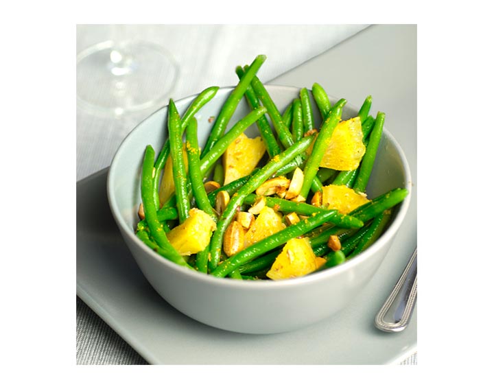 Haricots verts, ananas cuisinés, et curry. 
