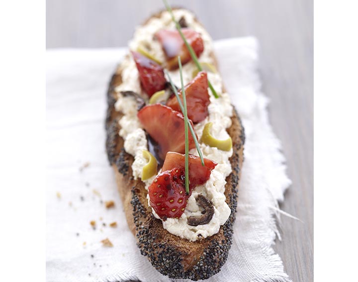 Tartine pavot, fraises au balsamique et Tartinade aux olives