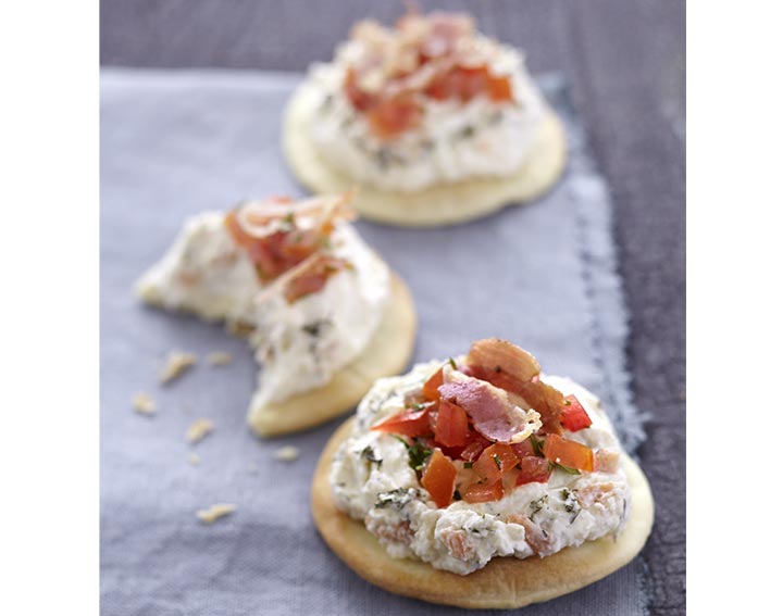 Pizetta avec Tartinade au saumon et tartare de tomate à la coriandre