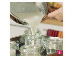 Verser la panna cotta dans 5 petits récipients