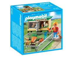 Enfant avec enclos à lapins et clapier