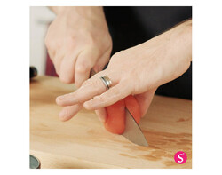 Monder la tomate, l'épépiner la et la tailler en 2