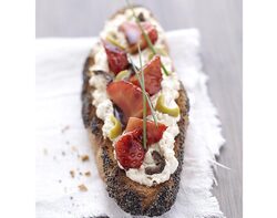 Tartine pavot, fraises au balsamique et Tartinade aux olives