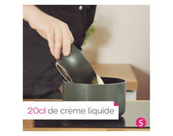Faire chauffer à feu doux la crème liquide et le basilic