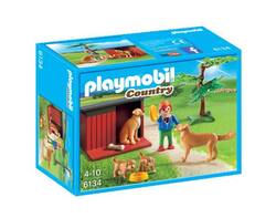 Enfant avec famille de goldens retrievers