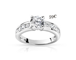 BAGUE en argent 925 zirconia, serti griffe, rehaussée de zirconias, serti rail.