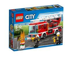 Le camion de pompiers avec échelle